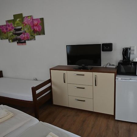 ווינר נוישטאדט Pension Haus Nova מראה חיצוני תמונה