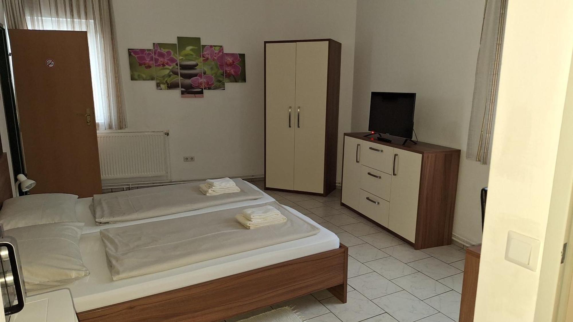 ווינר נוישטאדט Pension Haus Nova מראה חיצוני תמונה