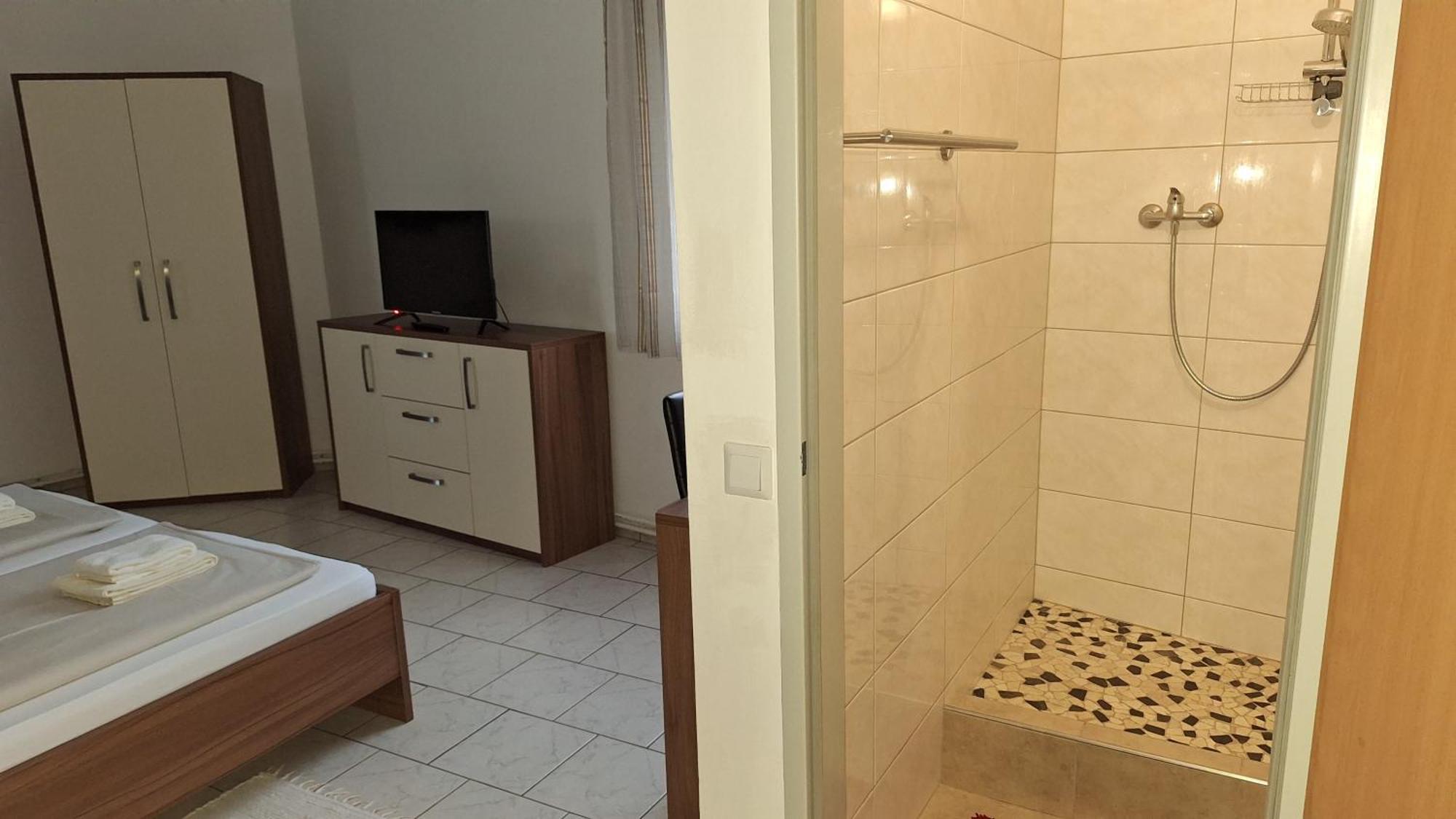 ווינר נוישטאדט Pension Haus Nova מראה חיצוני תמונה