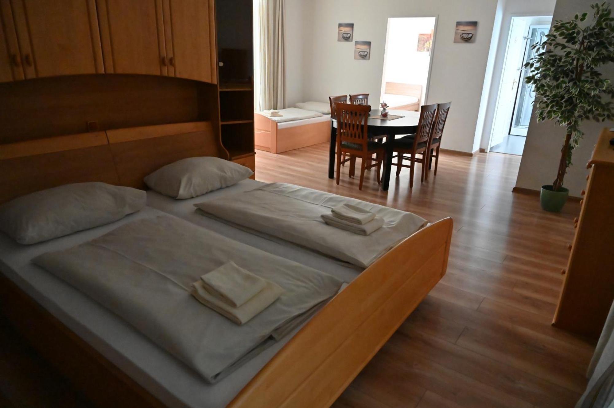 ווינר נוישטאדט Pension Haus Nova מראה חיצוני תמונה