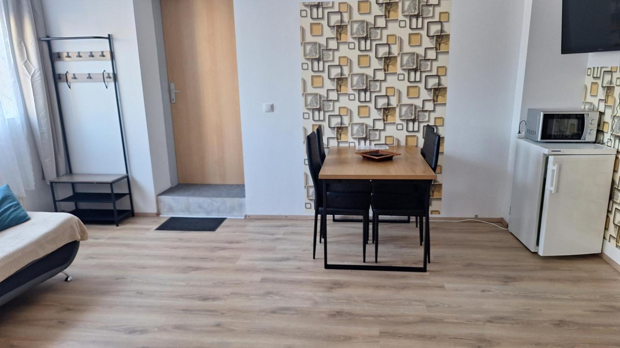 ווינר נוישטאדט Pension Haus Nova מראה חיצוני תמונה