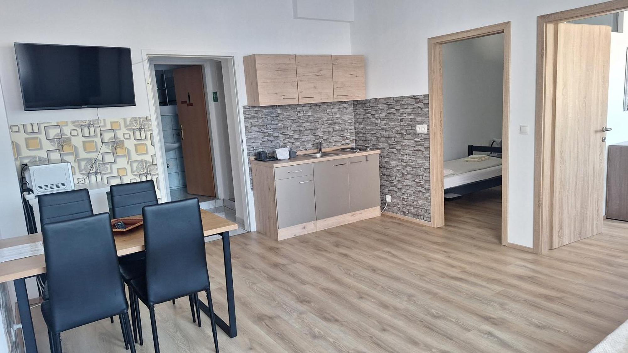 ווינר נוישטאדט Pension Haus Nova מראה חיצוני תמונה