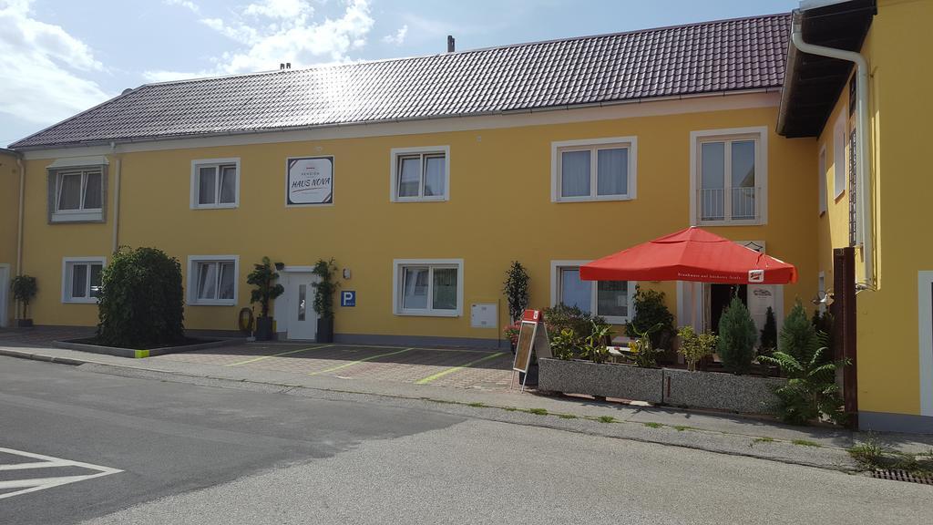 ווינר נוישטאדט Pension Haus Nova מראה חיצוני תמונה